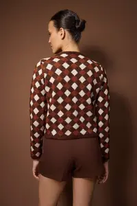 TRENDYOLMİLLA Brown Baklava/Plaid Patterned Crew Neck Crop Knitwear Cardigan - Image 4