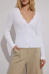 TRENDYOLMİLLA Ecru Soft textured Crop Knitwear Cardigan - Image 3