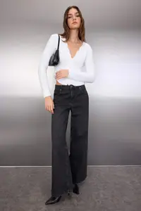 TRENDYOLMİLLA Ecru Soft textured Crop Knitwear Cardigan - Image 5