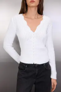 TRENDYOLMİLLA Ecru Soft textured Crop Knitwear Cardigan - Image 7