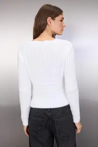 TRENDYOLMİLLA Ecru Soft textured Crop Knitwear Cardigan - Image 8