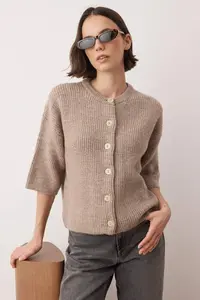 TRENDYOLMİLLA Wardrobe Essentials Mink Soft textured Wide Pattern Short Sleeve Basic Knitwear Cardigan |