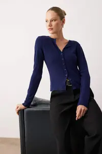 TRENDYOLMİLLA Navy Blue Soft textured Knitwear Cardigan - Image 2