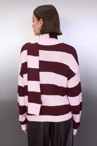 TRENDYOLMİLLA Pink Shawl Detailed Soft textured Oversized V-neck Knitwear Cardigan - Image 7