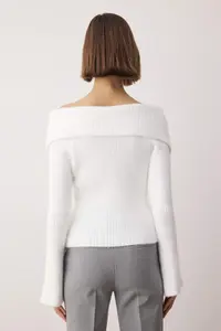 TRENDYOLMİLLA White Soft textured Zippered Turndown collar Bodysuit hugging Spanish Arm Knitwear Cardigan - Image 4