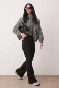 TRENDYOLMİLLA Black Wide Leg/Wide Leg Belt Detailed Crepe Flexible Knitting Pants - Image 2