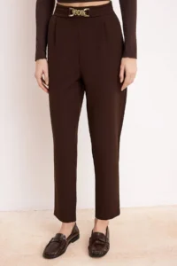 TRENDYOLMİLLA Dark Brown Carrot Pattern Hair Clip Detailed Pants - Image 3