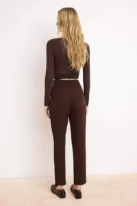 TRENDYOLMİLLA Dark Brown Carrot Pattern Hair Clip Detailed Pants - Image 4