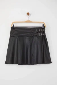 TRENDYOLMİLLA Black Accessory Detailed Short/Mini Shorts Skirt - Image 5