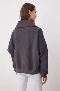 TRENDYOLMİLLA Anthracite Regular/Normal Pattern Fleece Zippered Pocket Detail Thick Knitting Sweatshirt - Image 4