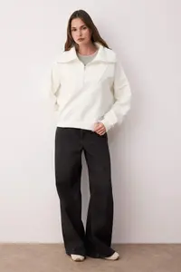 TRENDYOLMİLLA Ecru Regular/Normal Pattern Fleece Zippered Pocket Detail Thick Knitting Sweatshirt - Image 2