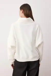 TRENDYOLMİLLA Ecru Regular/Normal Pattern Fleece Zippered Pocket Detail Thick Knitting Sweatshirt - Image 4