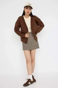 TRENDYOLMİLLA Brown Oversized/Wide Pattern V-neck Full Button Closure Thick Flexible Knitting Sweatshirt - Image 2