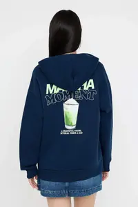 TRENDYOLMİLLA Navy Blue Overize/Wide Pattern Matcha Back Printed Thick Fleece Inside Knitting Sweatshirt - Image 4