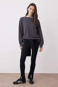 TRENDYOLMİLLA Anthracite relaxed/Rahat Pattern Basic Raglan Sleeve Crew Neck Knitting Sweatshirt - Image 3