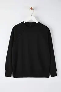 TRENDYOLMİLLA Black relaxed/Rahat Pattern Basic Raglan Sleeve Crew Neck Knitting Sweatshirt - Image 6