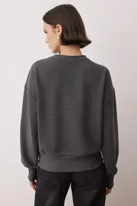 TRENDYOLMİLLA Anthracite Ribbed Regular/Normal Pattern Knitting Sweatshirt - Image 4