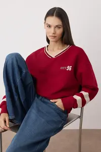 TRENDYOLMİLLA Teen Burgundy Knitting Slogan Color Blocked Oversized/Wide Pattern Sweatshirt