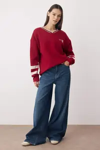 TRENDYOLMİLLA Teen Burgundy Knitting Slogan Color Blocked Oversized/Wide Pattern Sweatshirt - Image 2