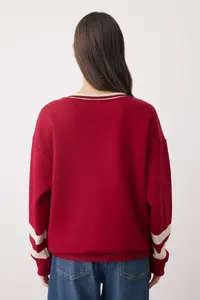 TRENDYOLMİLLA Teen Burgundy Knitting Slogan Color Blocked Oversized/Wide Pattern Sweatshirt - Image 4
