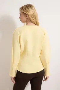 TRENDYOLMİLLA Light Yellow Thick Wrapless Crew Neck Knitting Sweatshirt - Image 4