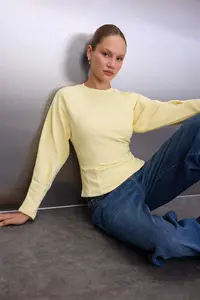 TRENDYOLMİLLA Light Yellow Thick Wrapless Crew Neck Knitting Sweatshirt - Image 5