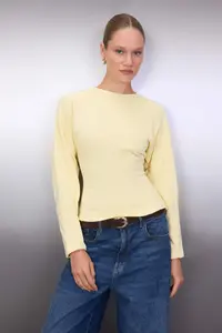 TRENDYOLMİLLA Light Yellow Thick Wrapless Crew Neck Knitting Sweatshirt - Image 6