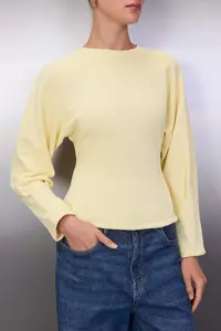 TRENDYOLMİLLA Light Yellow Thick Wrapless Crew Neck Knitting Sweatshirt - Image 7