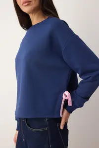 TRENDYOLMİLLA Navy Blue Thick Fleece Ribbon Detailed Crop Size Knitting Sweatshirt - Image 3