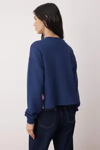 TRENDYOLMİLLA Navy Blue Thick Fleece Ribbon Detailed Crop Size Knitting Sweatshirt - Image 4