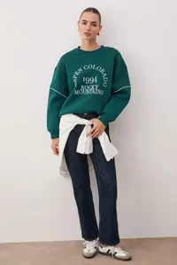 TRENDYOLMİLLA Emerald Green Thick Slogan Embroidered Oversized Crew Neck Knitting Sweatshirt