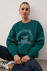 TRENDYOLMİLLA Emerald Green Thick Slogan Embroidered Oversized Crew Neck Knitting Sweatshirt - Image 2