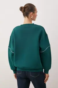 TRENDYOLMİLLA Emerald Green Thick Slogan Embroidered Oversized Crew Neck Knitting Sweatshirt - Image 4
