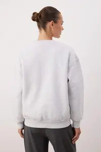 TRENDYOLMİLLA Snow Melange Thick Slogan Embroidered Oversized Crew Neck Knitting Sweatshirt with Fleece Inside - Image 4