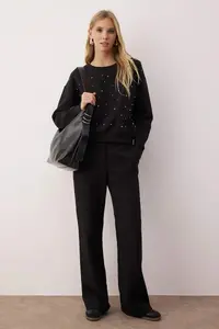 TRENDYOLMİLLA Black Stone Akseusar Detailed Crew Neck Regular Crop Knitting Sweatshirt - Image 2