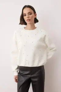 TRENDYOLMİLLA Ecru Stone Akseusar Detailed Crew Neck Regular Crop Knitting Sweatshirt