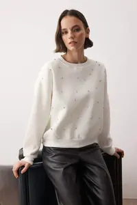 TRENDYOLMİLLA Ecru Stone Akseusar Detailed Crew Neck Regular Crop Knitting Sweatshirt - Image 2