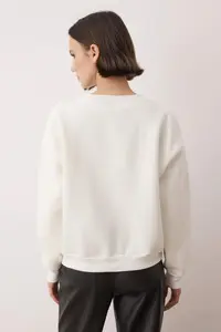 TRENDYOLMİLLA Ecru Stone Akseusar Detailed Crew Neck Regular Crop Knitting Sweatshirt - Image 4