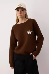 TRENDYOLMİLLA Brown Thick Fleece Crew Neck Bear Embroidered Normal Cut Knitting Sweatshirt - Image 2
