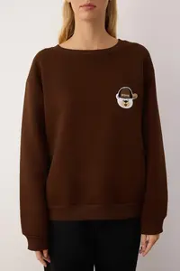 TRENDYOLMİLLA Brown Thick Fleece Crew Neck Bear Embroidered Normal Cut Knitting Sweatshirt - Image 3