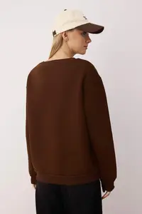 TRENDYOLMİLLA Brown Thick Fleece Crew Neck Bear Embroidered Normal Cut Knitting Sweatshirt - Image 4
