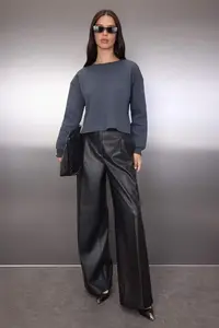 TRENDYOLMİLLA Anthracite Thick Crew Neck Crop Knitting Sweatshirt with Fleece Inside - Image 2