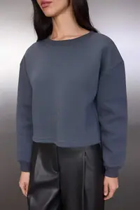 TRENDYOLMİLLA Anthracite Thick Crew Neck Crop Knitting Sweatshirt with Fleece Inside - Image 3