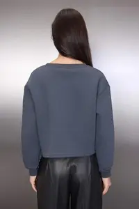 TRENDYOLMİLLA Anthracite Thick Crew Neck Crop Knitting Sweatshirt with Fleece Inside - Image 4