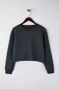 TRENDYOLMİLLA Anthracite Thick Crew Neck Crop Knitting Sweatshirt with Fleece Inside - Image 5