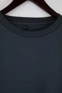 TRENDYOLMİLLA Anthracite Thick Crew Neck Crop Knitting Sweatshirt with Fleece Inside - Image 7