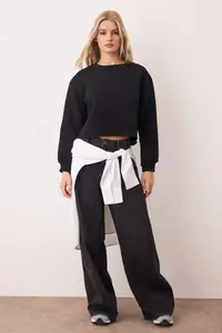 TRENDYOLMİLLA Black Thick Fleece Inside Crew Neck Crop Knitting Sweatshirt - Image 2