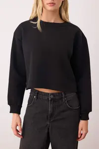 TRENDYOLMİLLA Black Thick Fleece Inside Crew Neck Crop Knitting Sweatshirt - Image 3