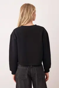 TRENDYOLMİLLA Black Thick Fleece Inside Crew Neck Crop Knitting Sweatshirt - Image 4