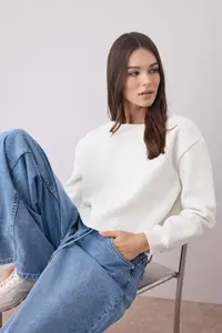 TRENDYOLMİLLA Ecru Thick Fleece Inside Crew Neck Crop Knitting Sweatshirt